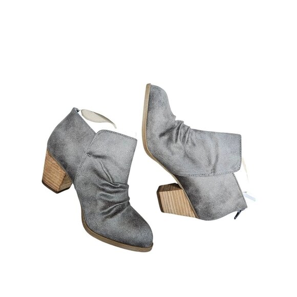 2/$35- Stitch Fix Report Footwear Clarice Heeled Bootie Grey 6 Wide Faux Suede - Picture 3 of 13